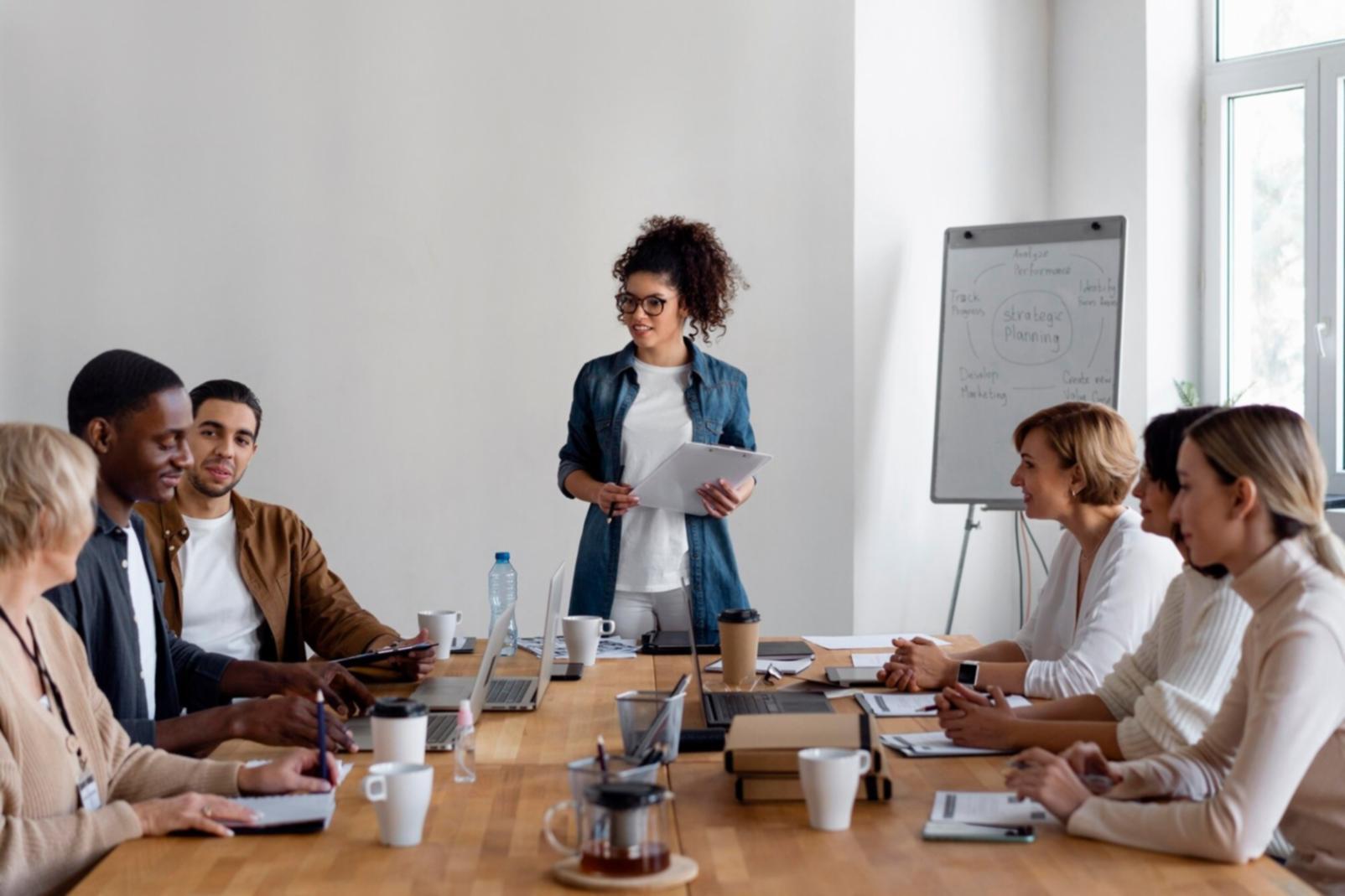 Espace de travail moderne organisé avec éclairage naturel optimal